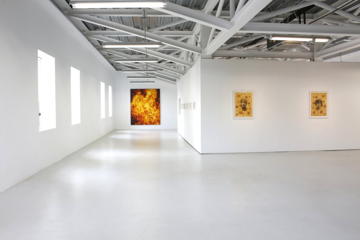 Vista de la sala del Espacio 2 del Centro Párraga con las pinturas de fuego de Arde Occidente
