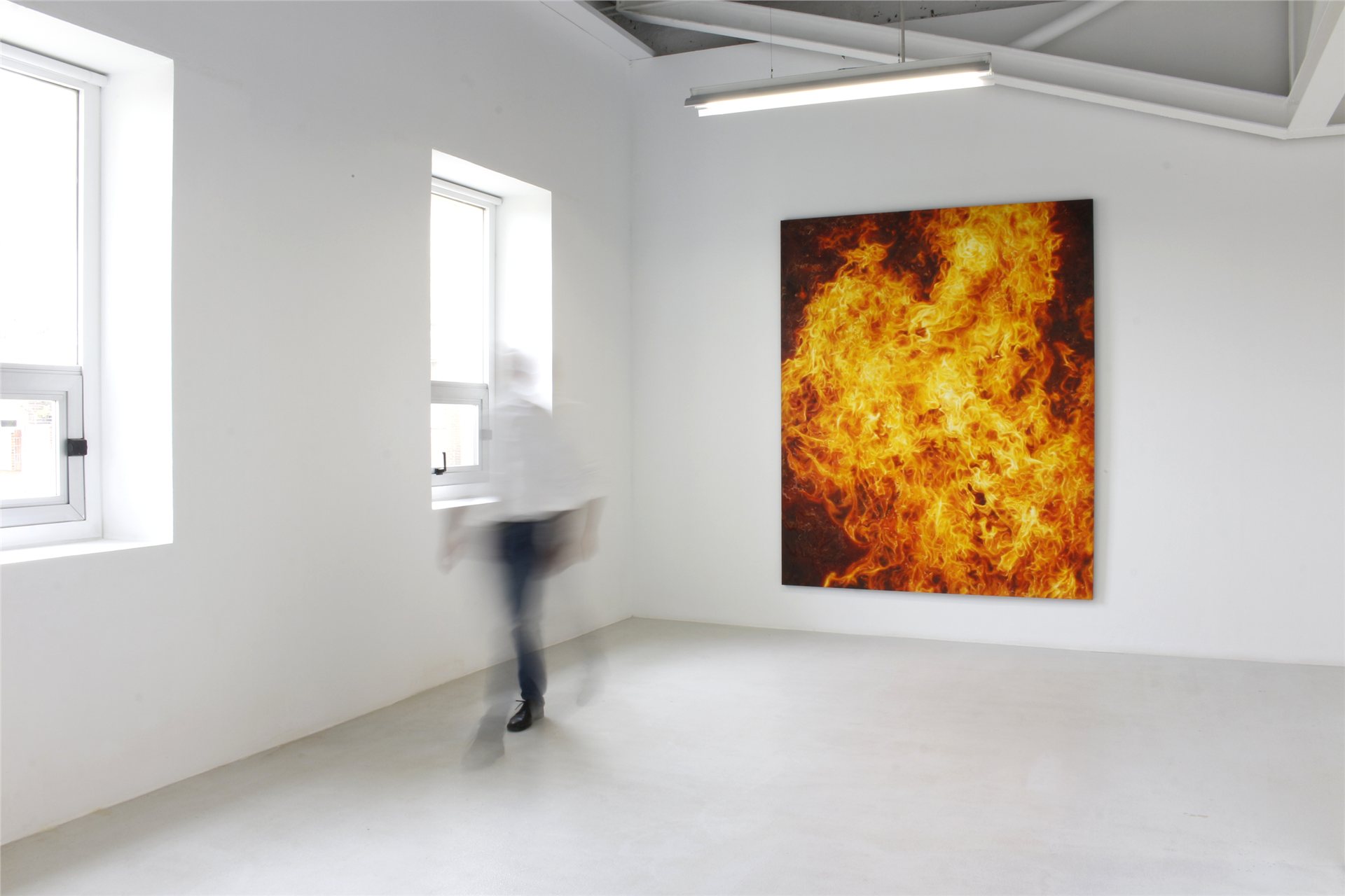 Montaje expositivo de Arde Occidente de Torregar en el Centro Párraga