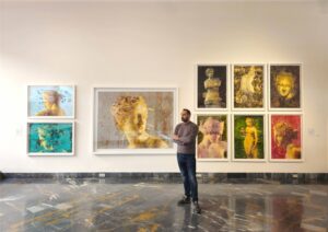 Sala de exposiciones del Museo Teatro Romano de Cartagena con las obras de Porticus de Torregar